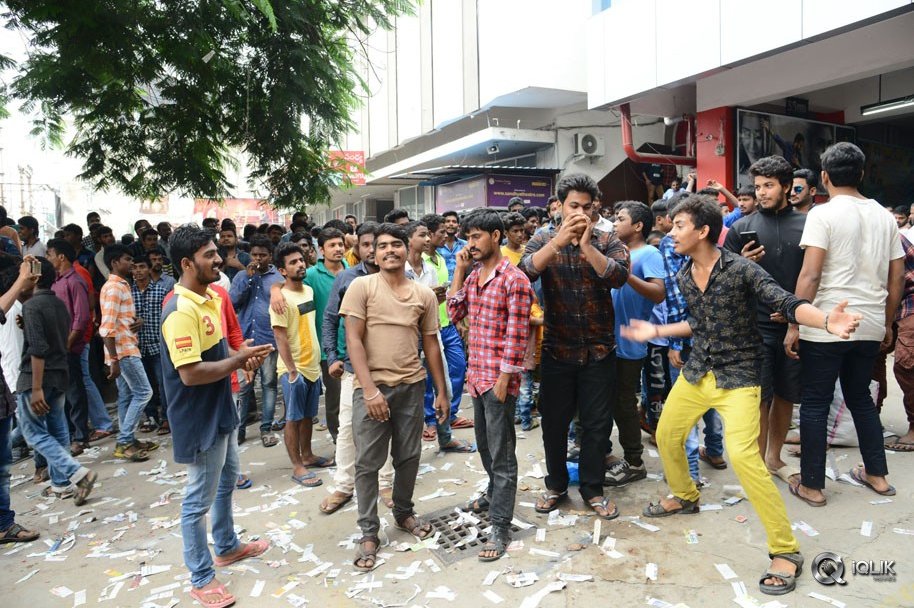 Jai-Lava-Kusa-Movie-Hungama-at-RTC-X-Roads